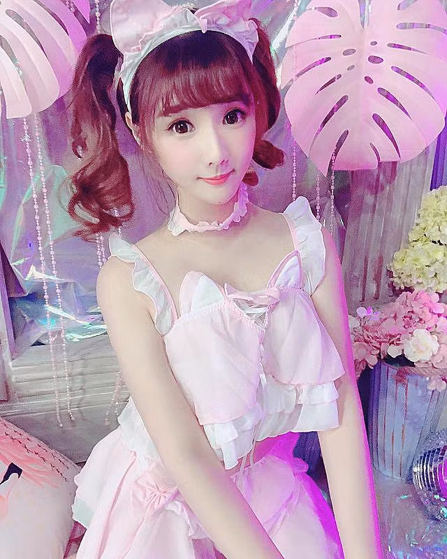 Ngoài đời, Tiểu Bình Quả sở hữu gu thời trang trẻ trung, quyến rũ. Cô nàng cũng không ngại hở bạo và thường xuyên diện mốt "thả rông".