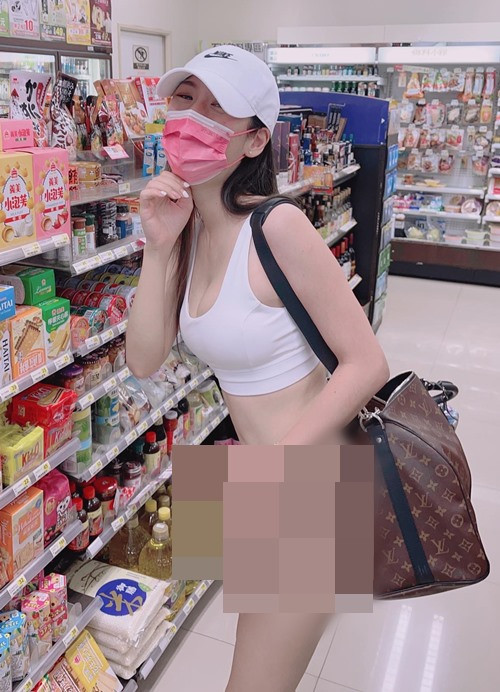 Khi bước vào siêu thị, Wawa Hsu chỉ mặc một chiếc áo ngực thể thao, phía dưới là nội y màu đen.