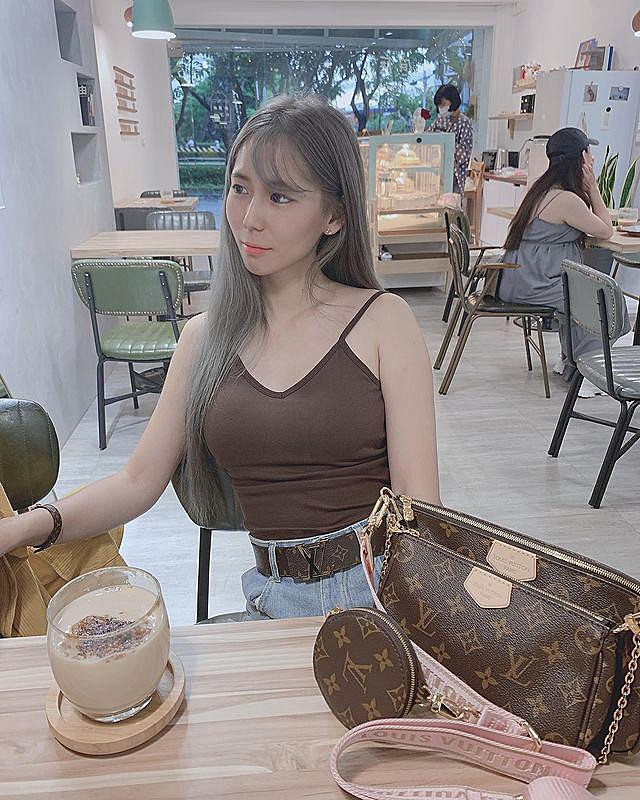 Phong cách thời trang của hot girl phú nhị đại (thế hệ giàu thứ hai) cũng khá đơn giản, đa phần đều rất năng động, trẻ trung và quyến rũ.