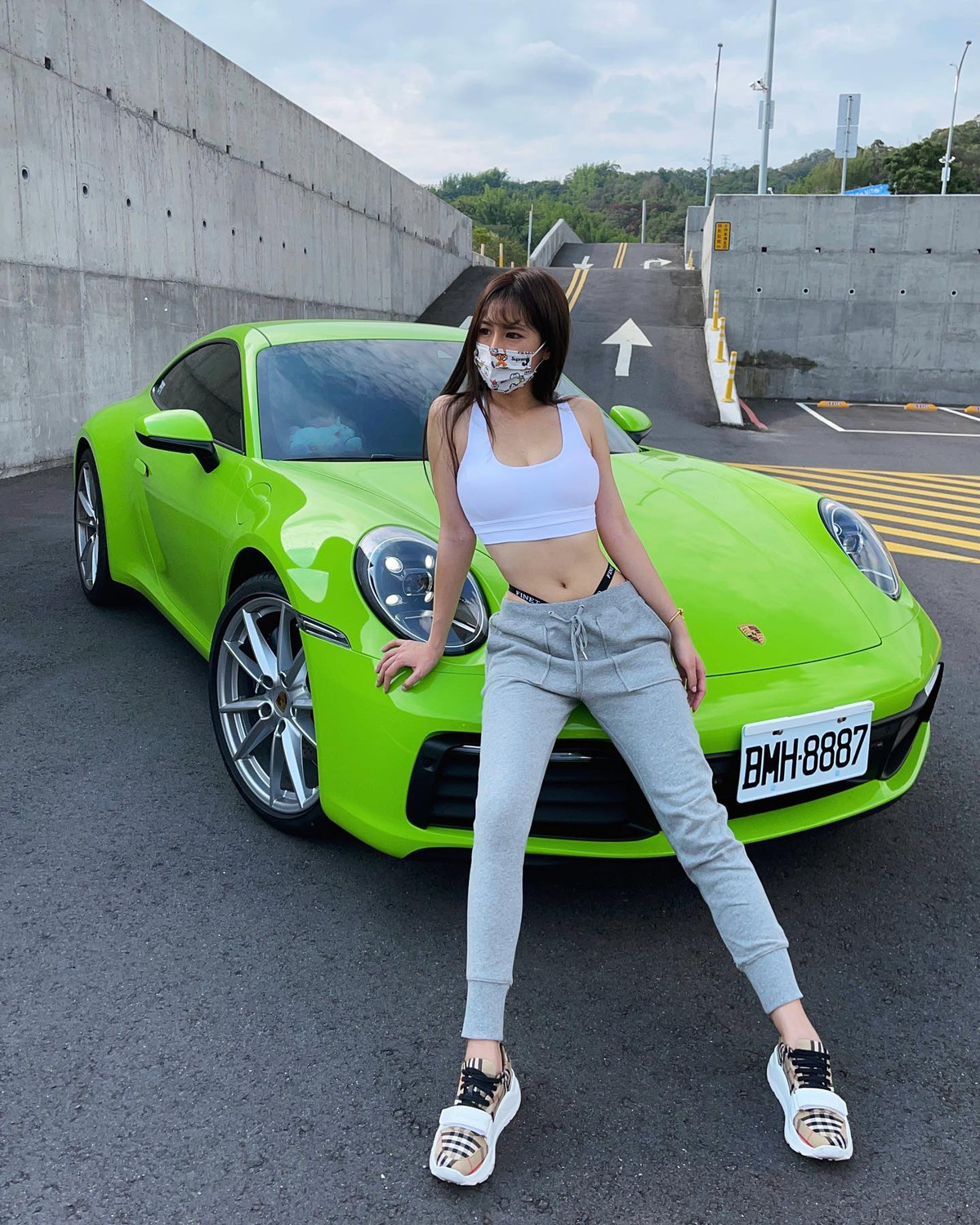 Trước đó, cô nàng cũng từng khoe khéo nội y hàng hiệu khi diện quần cạp trễ, tạo dáng bên xế xịn.