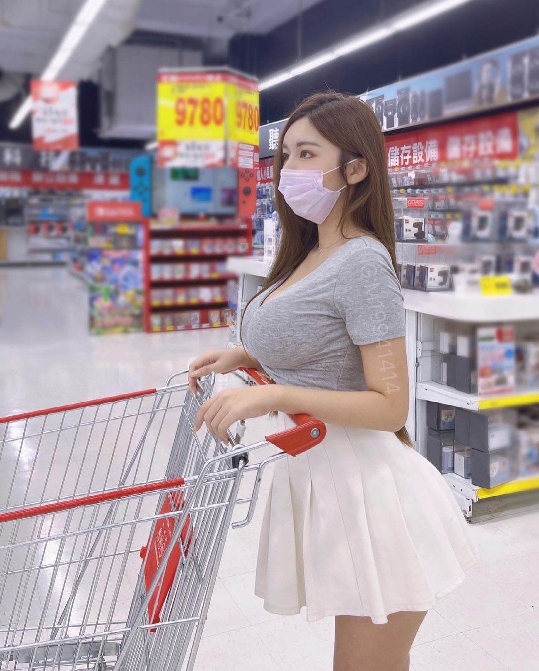 Hình ảnh cô nàng diện crop-top xẻ sâu mix cùng chân váy xếp ly màu trắng đi siêu thị đã gây xôn xao mạng xã hội. Nhiều người cho rằng Niệm Niệm ăn mặc quá gợi cảm khi đến nơi công cộng, không phù hợp.