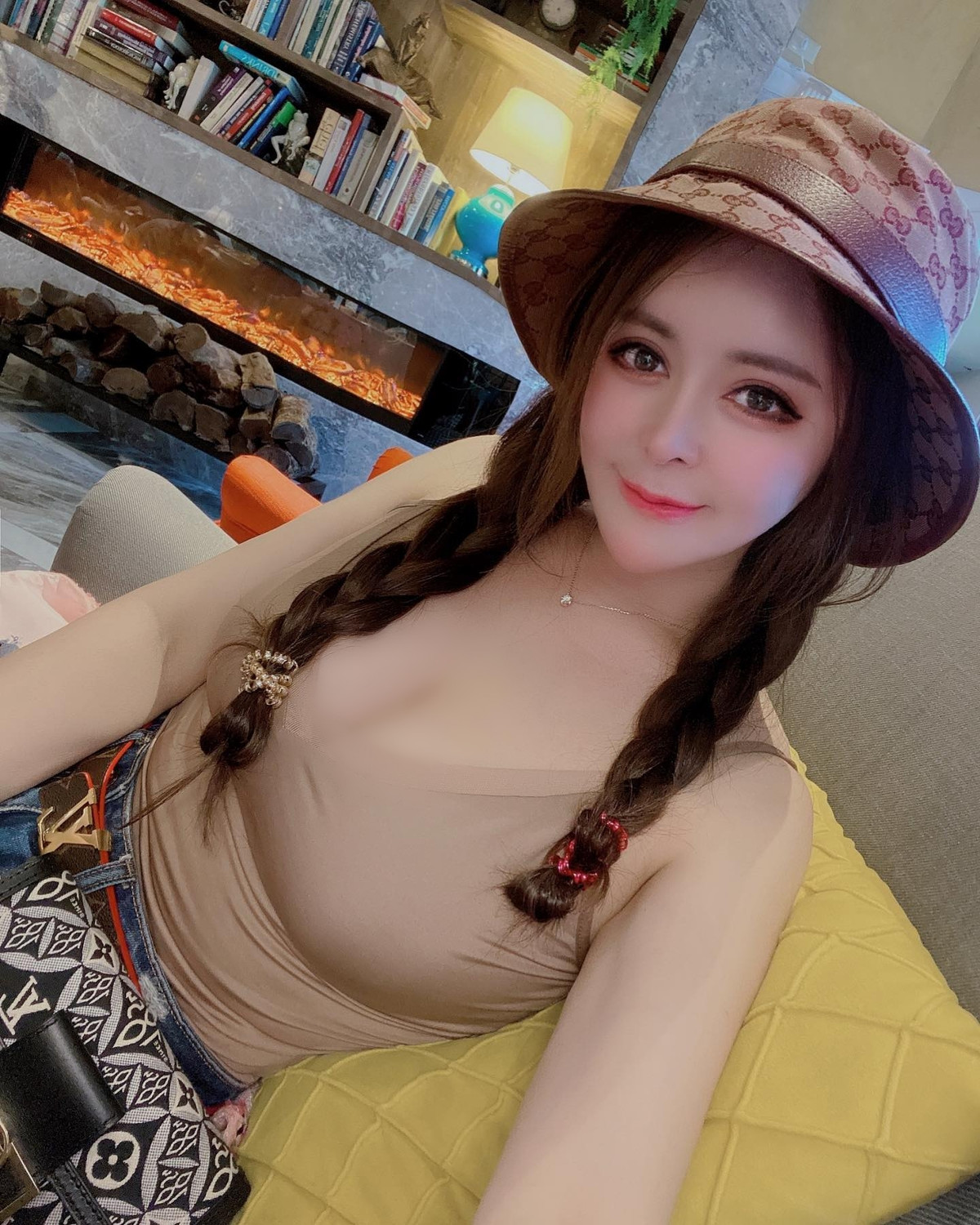 Trên trang cá nhân, có thể thấy được hot girl xinh đẹp này cực chăm chỉ đăng tải hình ảnh, video clip để giữ nhiệt.