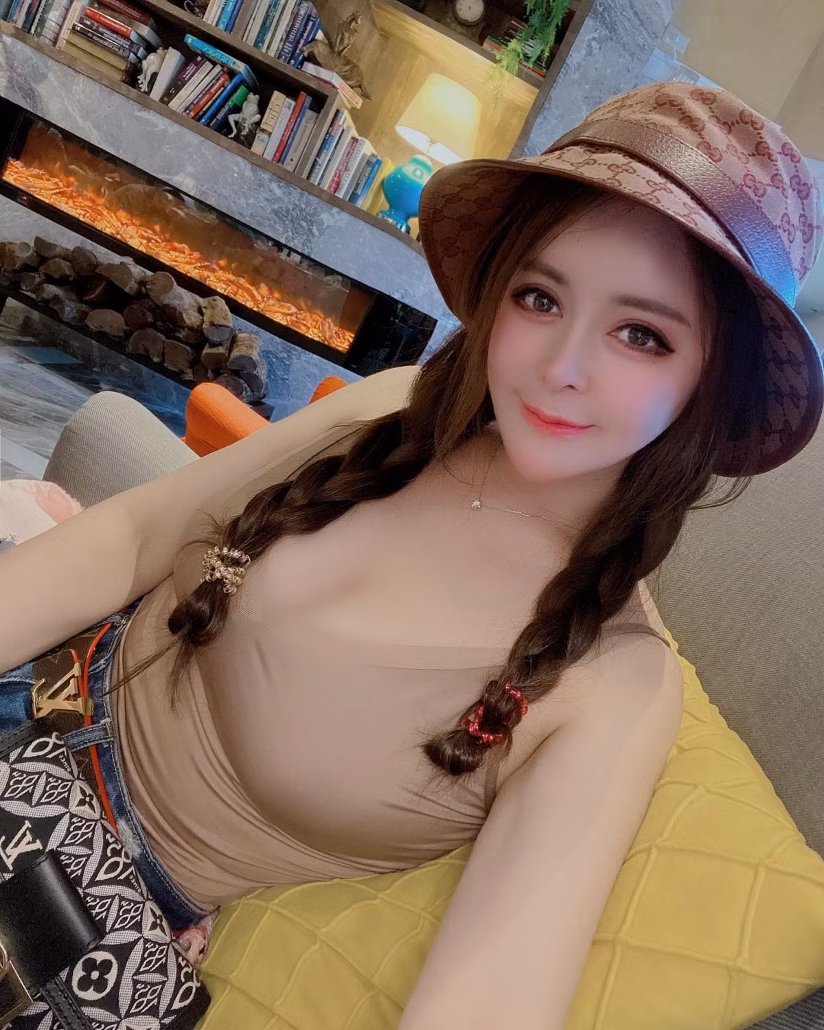 Trên trang cá nhân, có thể thấy được hot girl xinh đẹp này cực chăm chỉ đăng tải hình ảnh, video clip để giữ nhiệt.