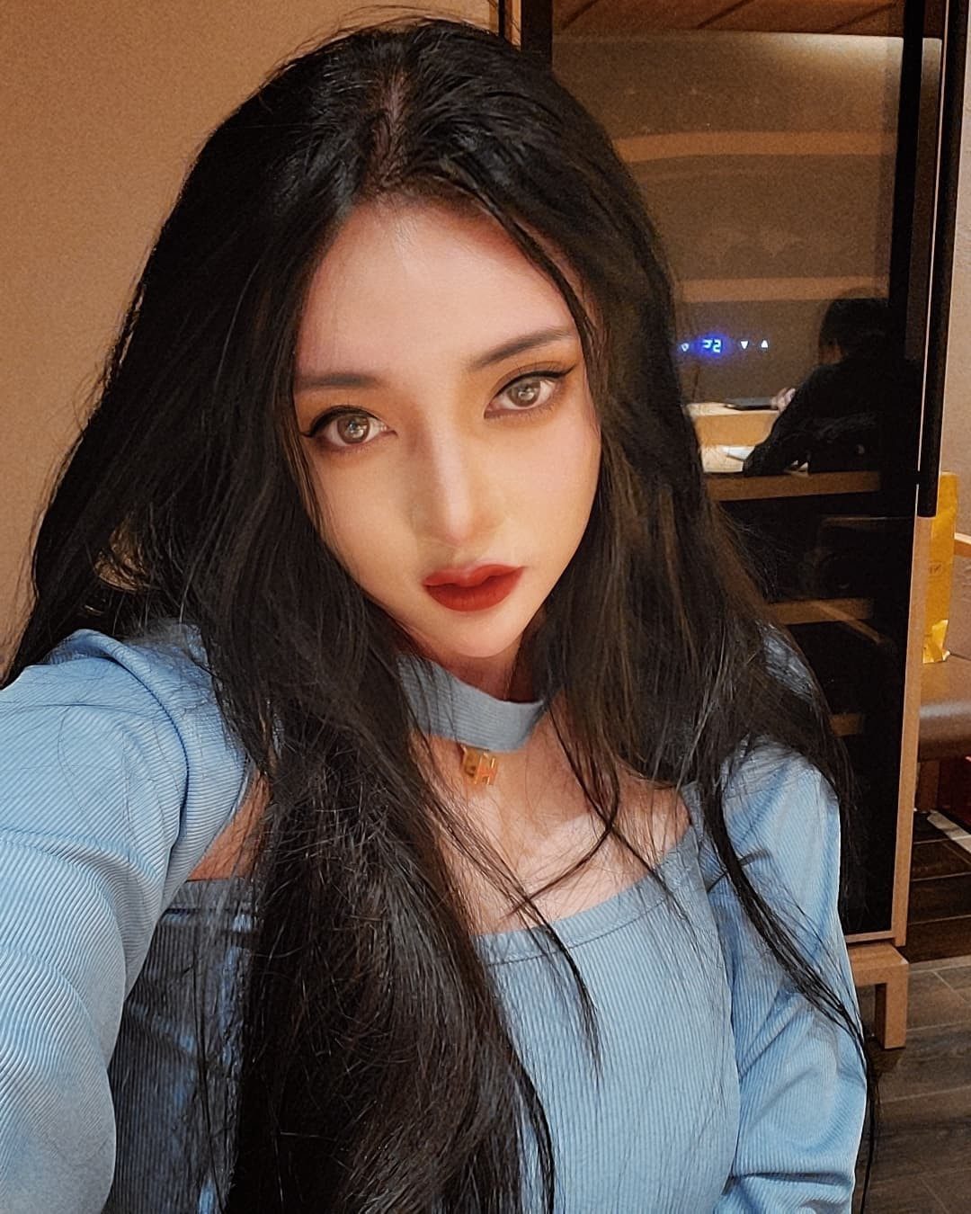 Nhìn những hình ảnh trên trang cá nhân của Hoàng Tĩnh, ai cũng nghĩ cô nàng là người mẫu chuyên nghiệp, hay ít nhất cũng làm việc trong giới giải trí.