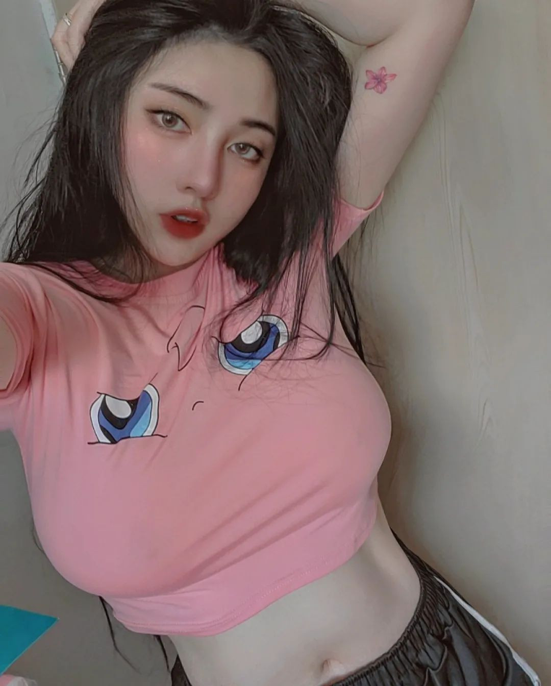 Được biết, Hoàng Tĩnh cũng đầu quân cho công ty người mẫu JKF và cho ra mắt nhiều bộ ảnh nóng bỏng.