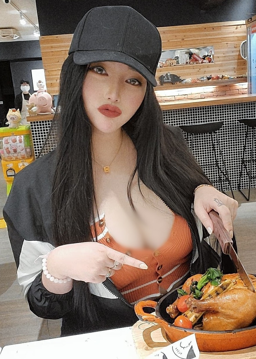 Tuy nhiên nghề nghiệp chính của cô nàng vẫn là một nhân viên y tế. Điều này khiến nhiều người không khỏi ngạc nhiên thích thú và công nhận, Hoàng Tĩnh quả là một hot girl tài sắc vẹn toàn.