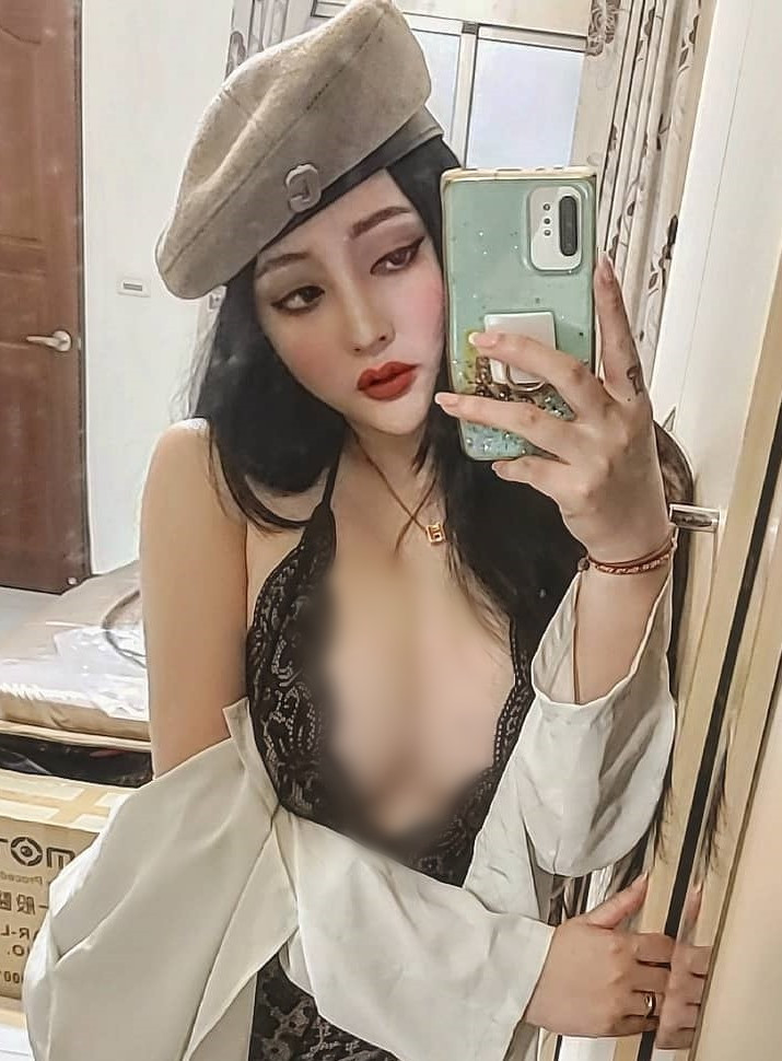 Độ táo bạo của nữ y tá giúp cô nàng thu hút được không ít người hâm mộ cả trong nước và quốc tế.