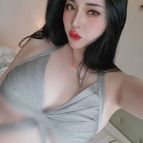 Trong công ty người mẫu, Hoàng Tĩnh cũng rất có chỗ đứng, cô nàng nhận được sự yêu thích của đông đảo mọi người nhờ tính cách dễ gần, lối nói chuyện duyên dáng.