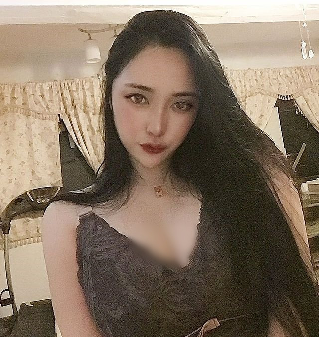 Đặc biệt, những thiết kế có thể khoe được vòng một khủng cup G đều được nữ y tá xinh đẹp, nóng bỏng tận dụng triệt để.