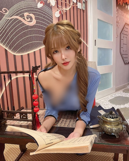 Đa số mọi người chỉ trích những tạo hình này của cô nàng là quá dung tục, quá phản cảm.