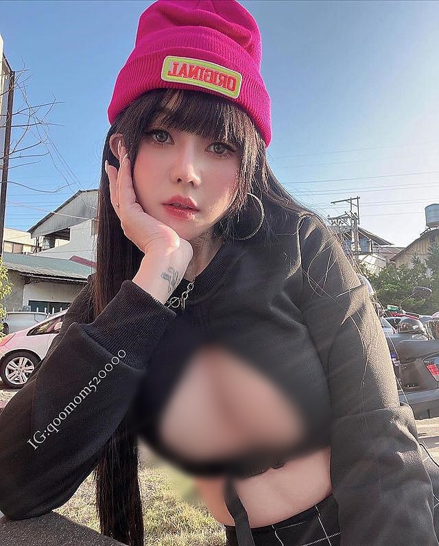 Hot girl gợi cảm cho biết, đó là phong cách của cô, hi vọng mọi người hiểu. Những ai vẫn hâm mộ cô rất trân trọng còn nếu như chướng mắt, hãy bỏ theo dõi.