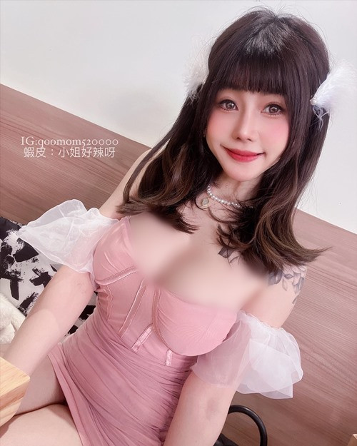 Cô nàng cũng ưa thích phong cách gợi cảm và vô cùng tự tin với vẻ đẹp hình thể của mình.