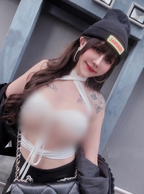 Có những chiếc áo của cô nàng quá hở hang, thậm chí còn không che nổi nơi "yếu hại" trên cơ thể. Nhìn qua chẳng khác nào quấn vải ra đường, rất lố bịch, phản cảm.