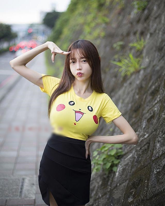 Không cần dùng đến chiêu trò, cô nàng vẫn có thể thoải mái thu hút sự chú ý của người khác.