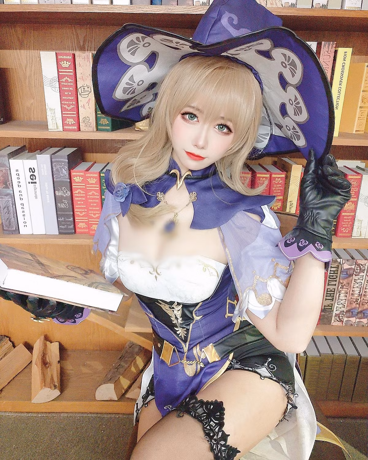 Xuất thân là một cosplayer, Quỳ Quỳ mới ban đầu diện trang phục hóa thân, nhập vai là bởi đam mê của mình. Sau đó, cô nàng dần trở nên nổi tiếng, trở thành một trong những cosplayer có sức ảnh hưởng.