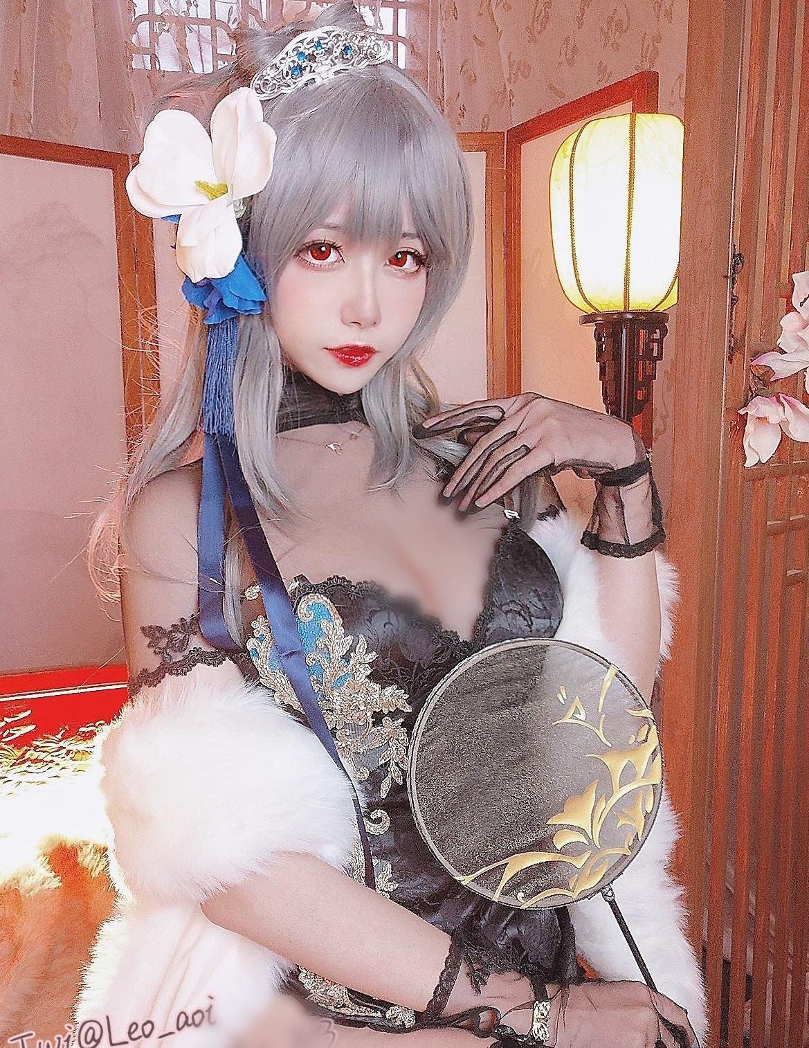 Cô nàng sở hữu khuôn mặt xinh đẹp ngọt ngào và cơ thể bốc lửa, thừa sức gây ấn tượng mạnh với bất cứ ai tiếp xúc, đặc biệt là những người yêu thích truyện tranh, game nhập vai và phim hoạt hình.