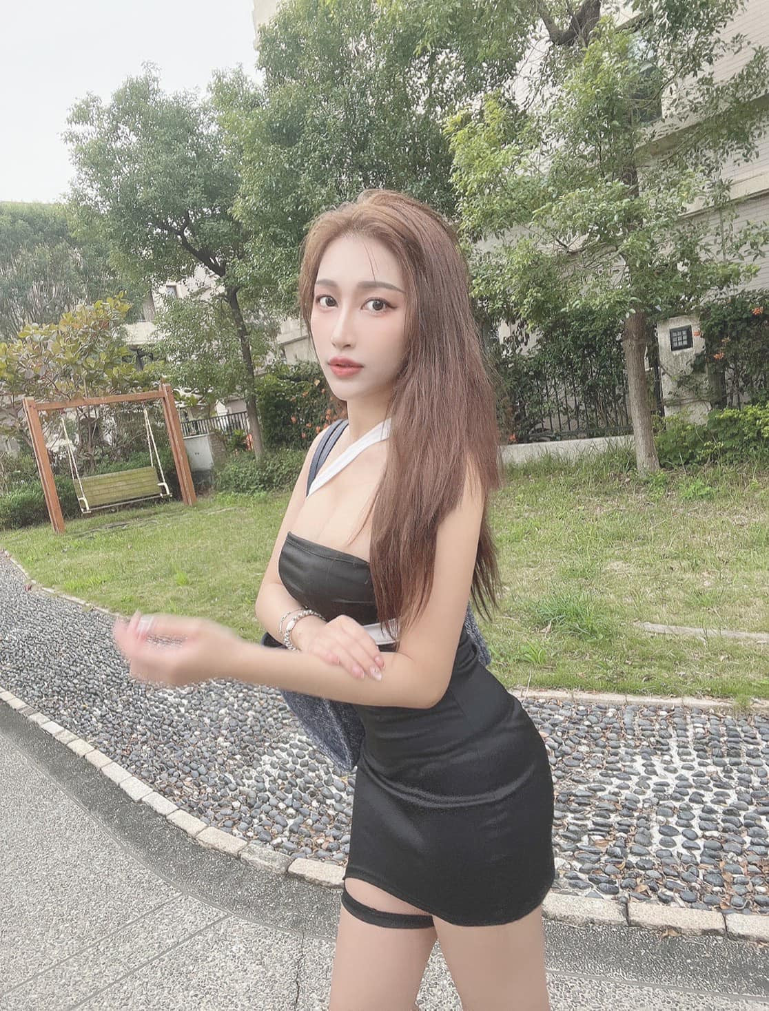 Cũng theo Vũ Na, mặc dù thích diện những set đồ hở bạo, đặc biệt là những set đồ khoe được bộ ngực căng đầy của mình nhưng trên thực tế, cô nàng là người khá khép kín.