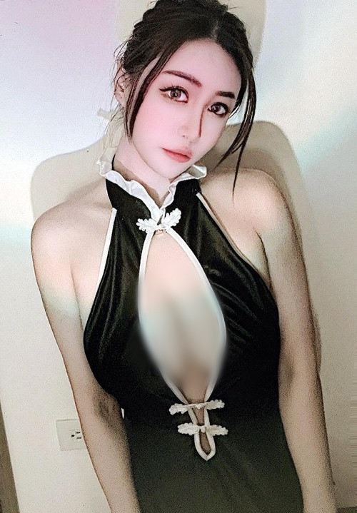 Vẫn biết Lý Huyên có nhan sắc xinh đẹp, hình thể bốc lửa và phong cách ăn mặc thiếu vải. Tuy nhiên, hành động lần này của hot girl thật sự đã đi quá đà. Đa số mọi người đều cho rằng Lý Huyên hành động phản cảm, lố bịch, cố tình khoe thân, tự làm hạ giá trị của mình.