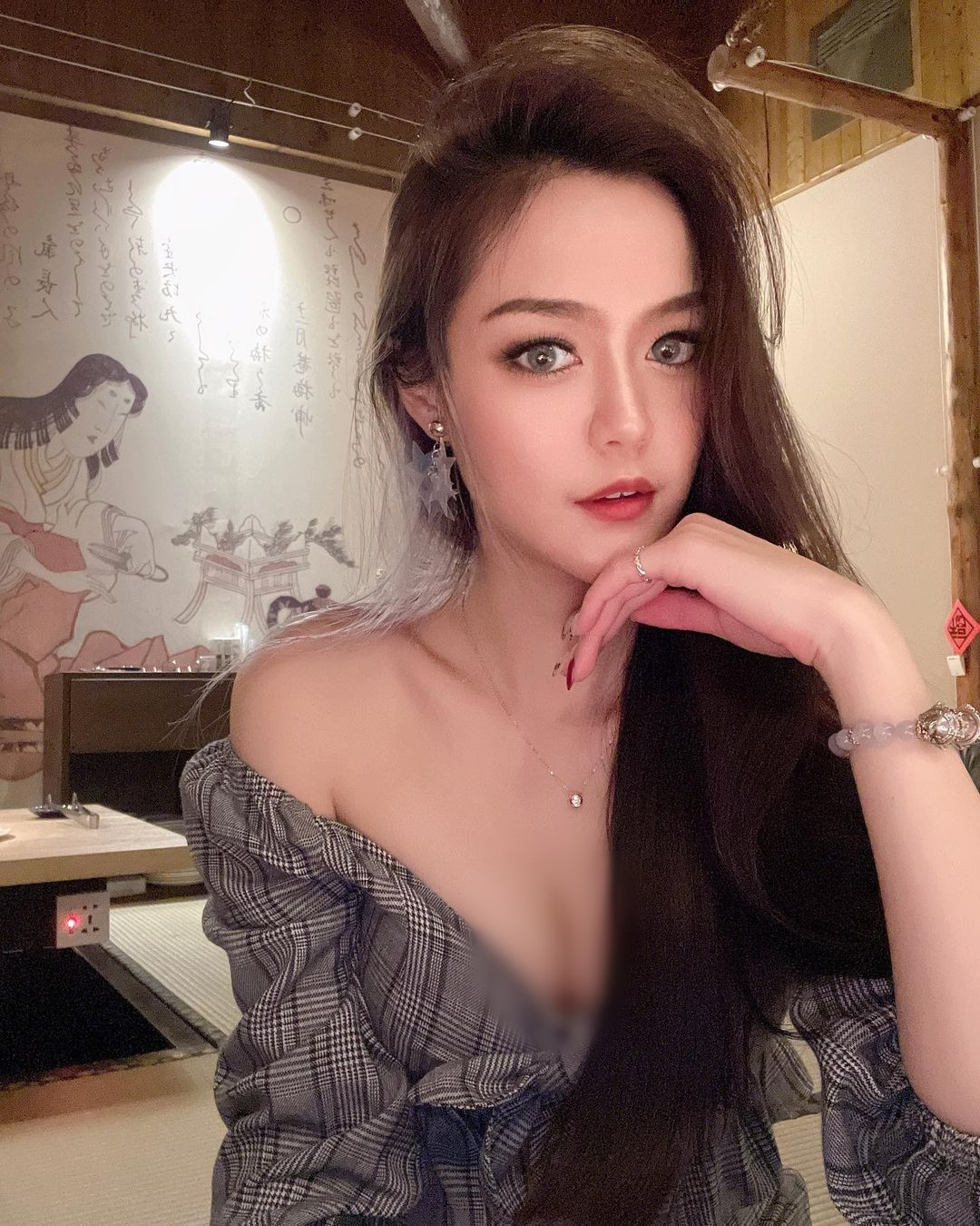 Nhiều người nhận xét rằng, với chiều cao, nhan sắc, giọng nói ngọt ngào và khả năng ngoại ngữ tốt, Penny Chu thừa sức để làm tiếp viên hàng không nếu muốn.