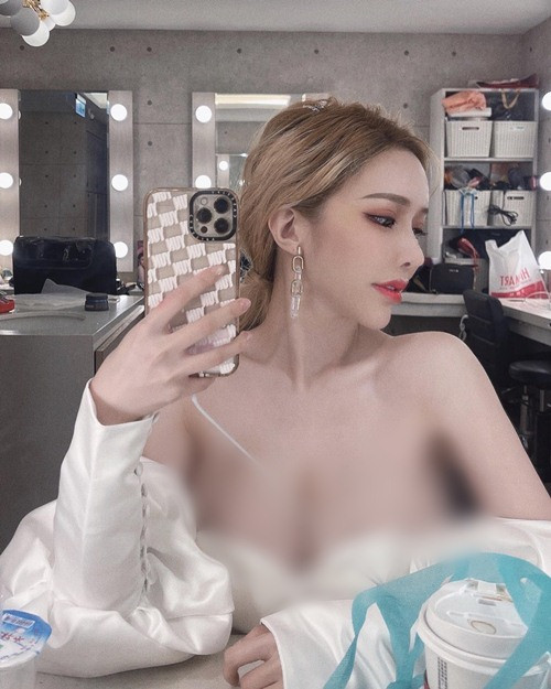 Thậm chí, ngay cả khi bị gọi là yêu tinh, Vân Yên cũng không mảy may tức giận. Cô nàng còn thoải mái nói rằng, từ xưa đến nay, yêu nữ yêu tinh đều là những mỹ nhân. Vì vậy, cho dù là yêu tinh, cô cũng là một yêu tinh gợi cảm.