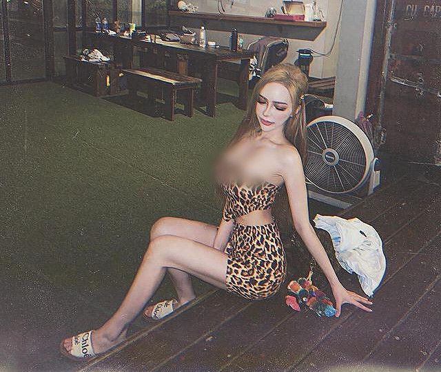 Sau khi gia nhập công ty người mẫu JKF, Vân Yên lại càng "bung xõa" hơn, cô nàng diện đồ hở hang mọi nơi mọi chỗ.