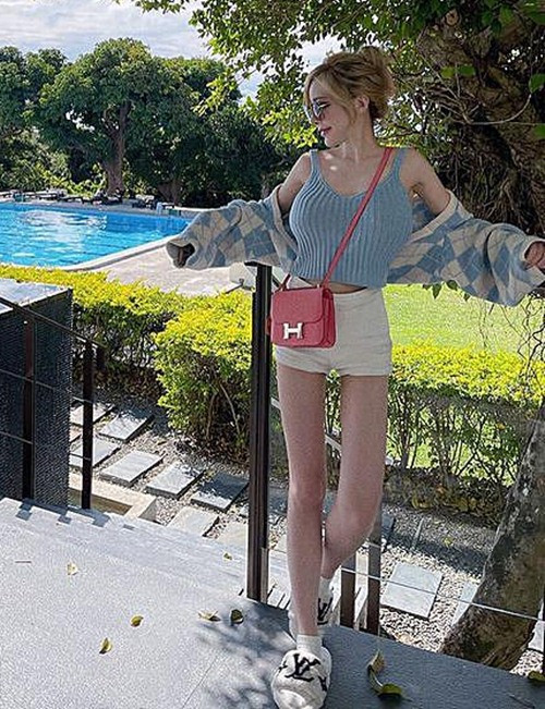 Đây là một trong những set đồ kín đáo hiếm hoi của hot girl mặt rắn Vân Yên.