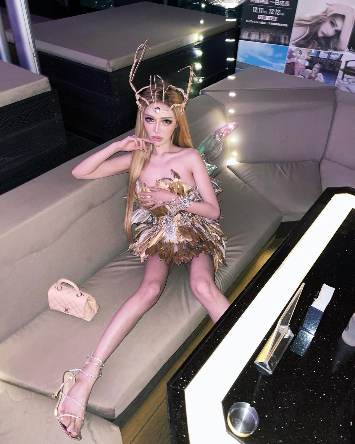 Những chiêu trò của Vân Yên ngày càng táo bạo hơn, cô nàng không quan tâm đến những lời mắng chửi, dị nghị mà chỉ một lòng muốn nổi tiếng hơn.