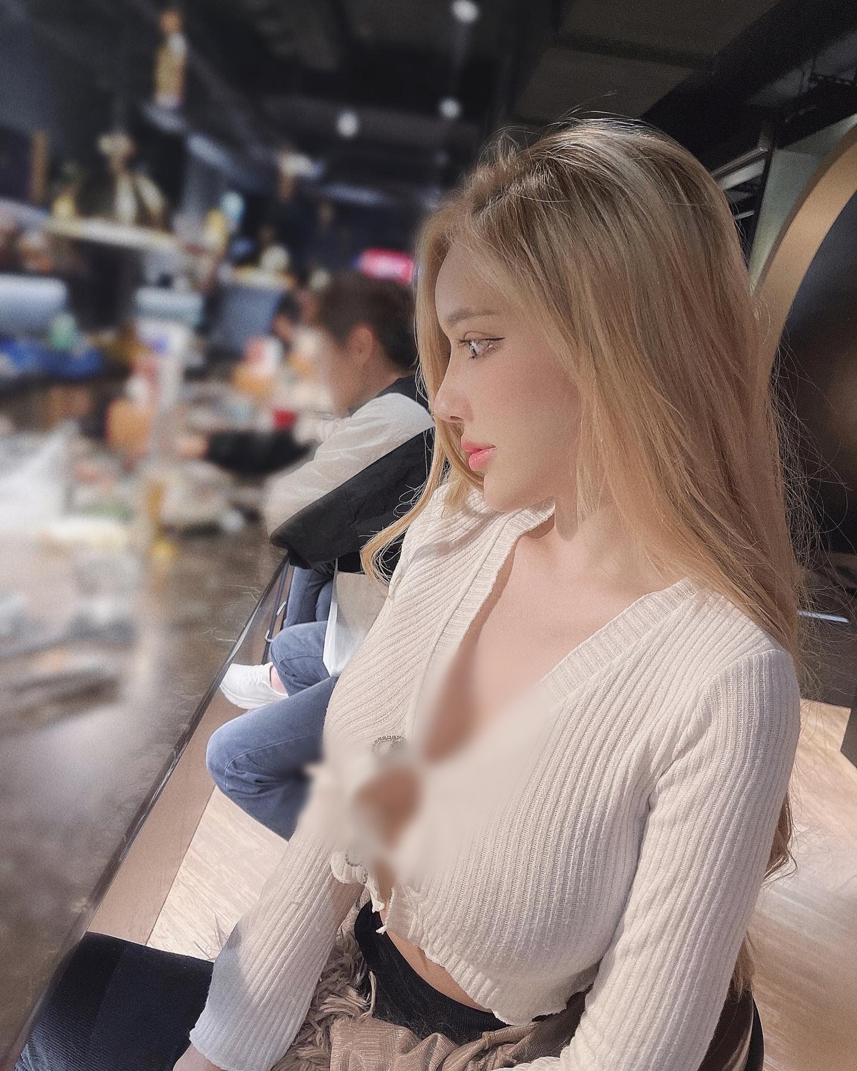 Thế nhưng, bất chấp những lời đàm tiếu về nhan sắc dao kéo, Vân Yên vẫn thường xuyên xuất hiện với dáng vẻ bốc lửa, gợi cảm.