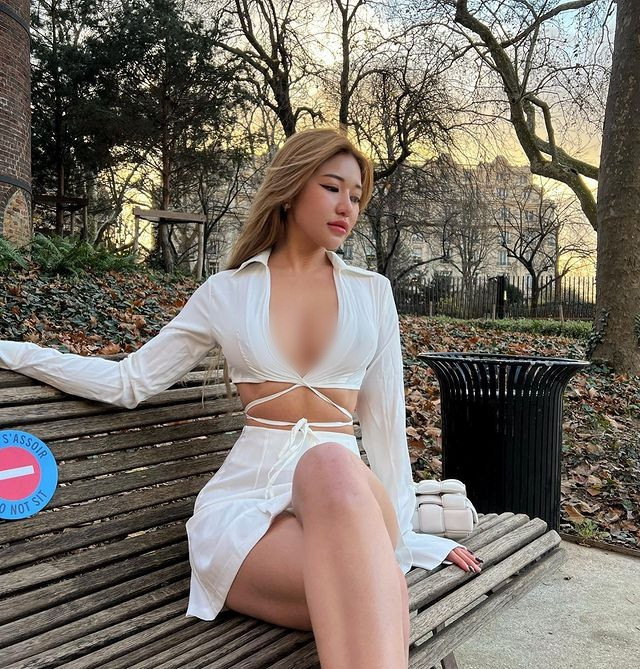 Có thể nói, cô nàng chính là mỹ nhân tài sắc vẹn toàn khi vừa sở hữu một ngoại hình xinh đẹp nóng bỏng tựa nữ thần, lại vừa thành công trong sự nghiệp khiến bao người mơ ước.