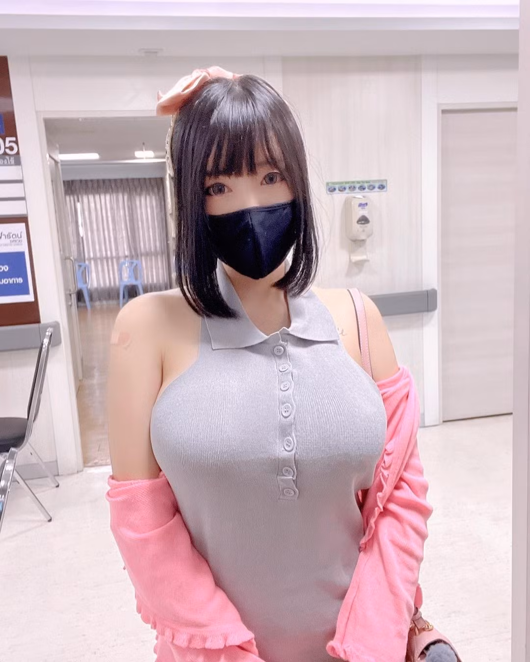 Tuy nhiên, có vẻ lần này Yumiki đã sai lầm khi sử dụng chiêu trò gây sốc nơi công cộng. Cô nàng hứng chịu nhiều chỉ trích hơn bao giờ hết.