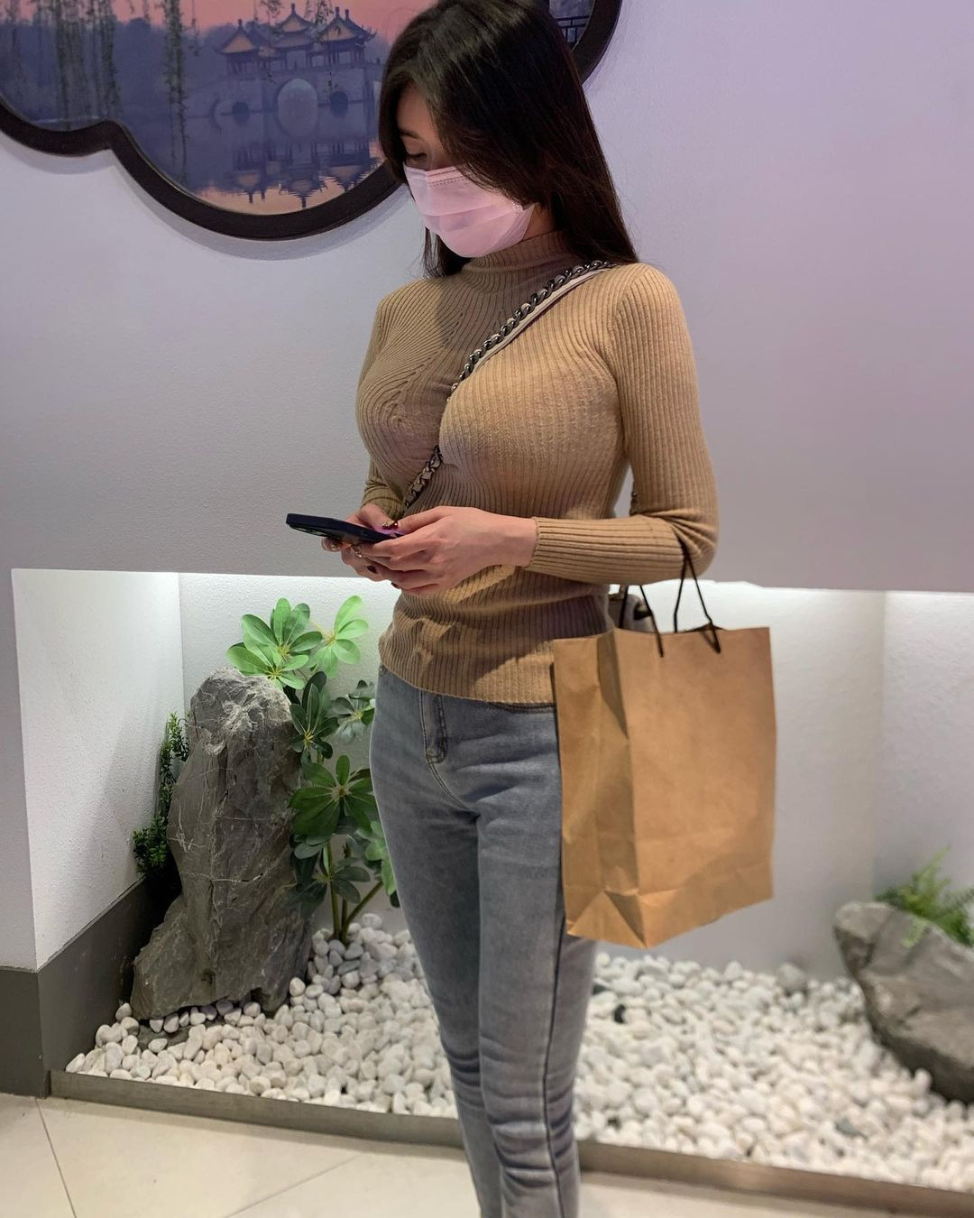 Vài ngày trước, những hình ảnh Diêu Thái Thần đứng nghe điện thoại đã được cư dân mạng Đài Loan lan truyền nhanh như virus.