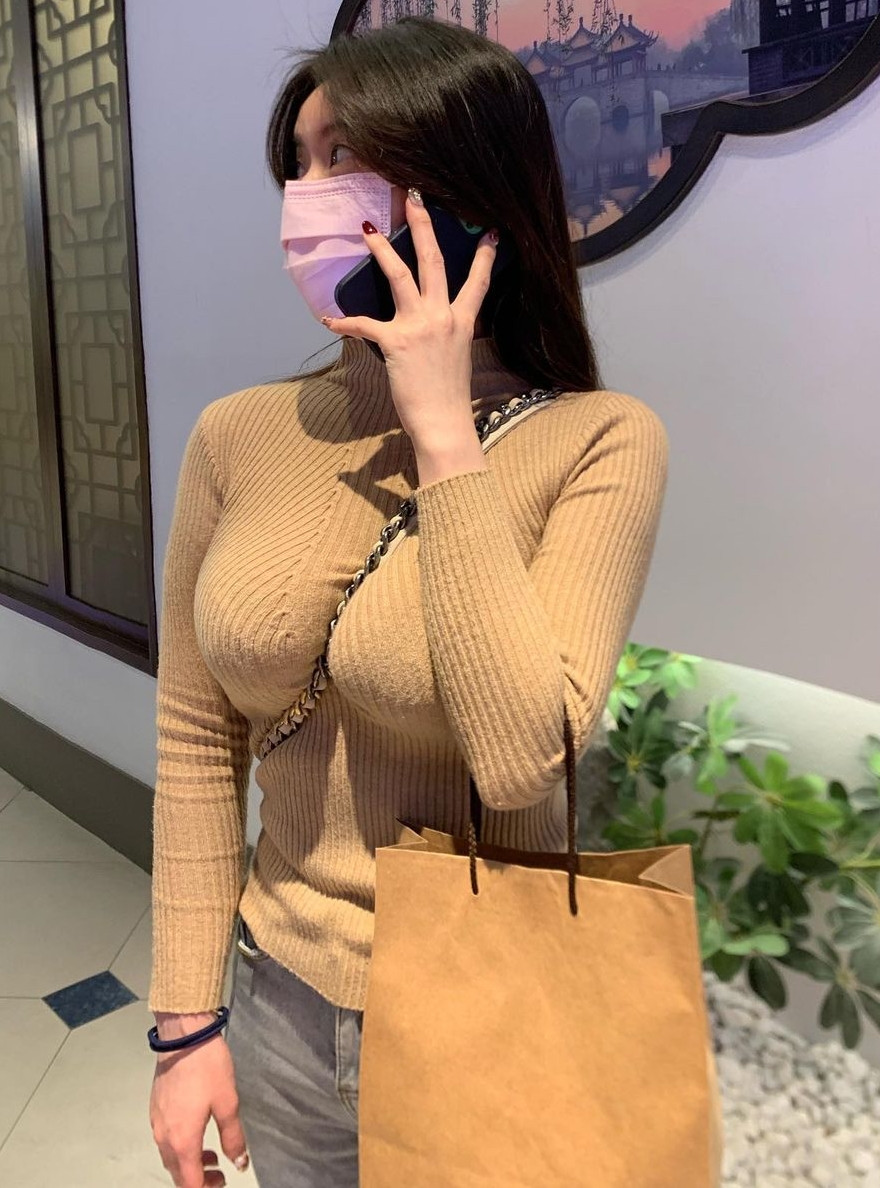 Trong những bức ảnh được lan truyền, có thể thấy, dù diện kín mít từ đầu đến chân nhưng hot girl Diêu Thái Thần vẫn cực thu hút bởi bộ ngực khủng của cô nàng.