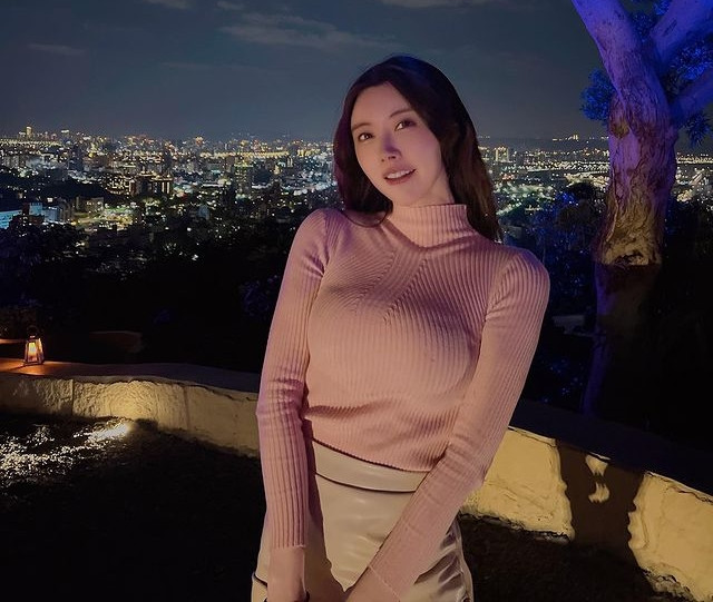 Nếu sở hữu vòng 1 "quá khổ", dù diện áo len dài tay, cao cổ, bạn vẫn có thể lôi kéo sự chú ý của người khác giống như Diêu Thái Thần.