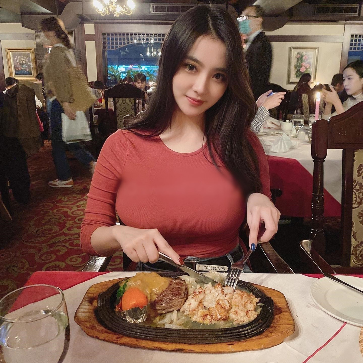 Ngoài đời, Điền Điềm là một cô gái ưa thích phong cách thời trang quyến rũ, gợi cảm.