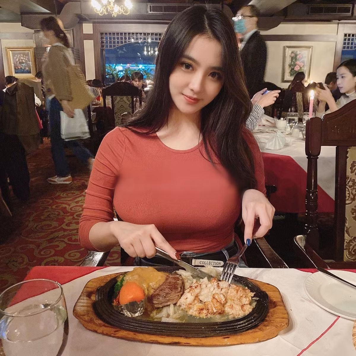 Ngoài đời, Điền Điềm là một cô gái ưa thích phong cách thời trang quyến rũ, gợi cảm.