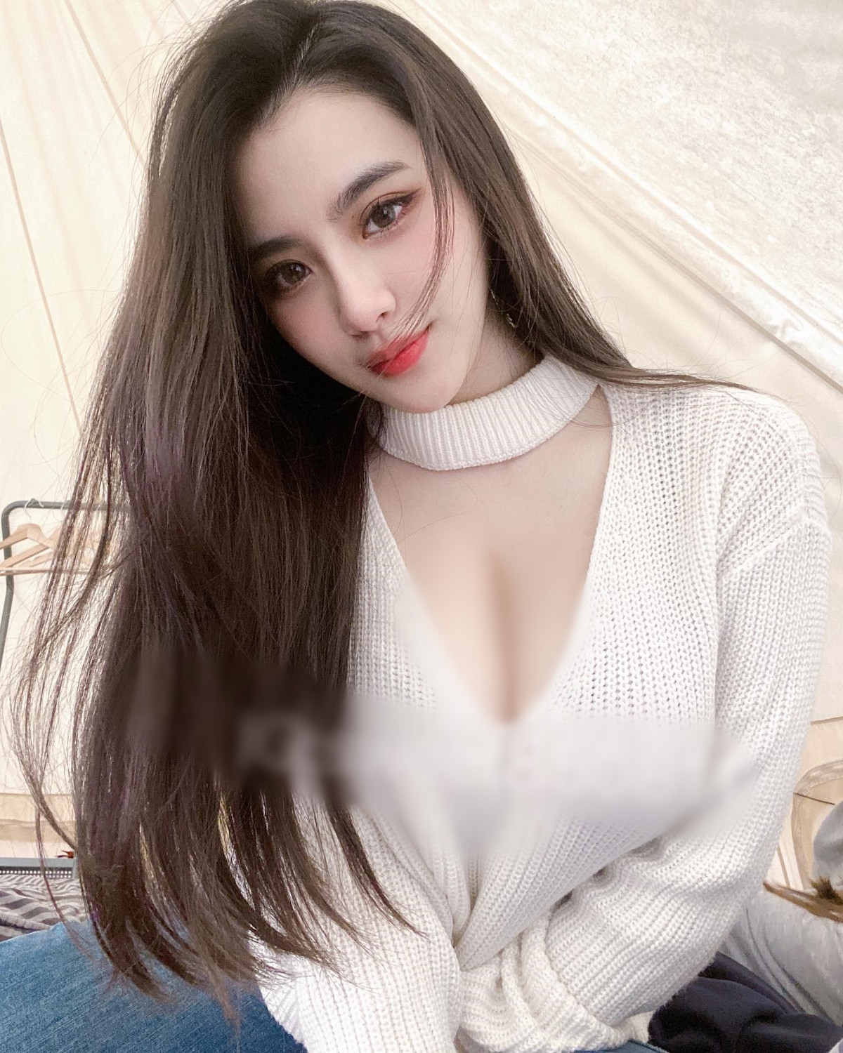 Cô nàng không ngại diện đồ hở, thường xuyên mặc những thiết kế giúp khoe được trọn vẹn dáng vóc của mình.