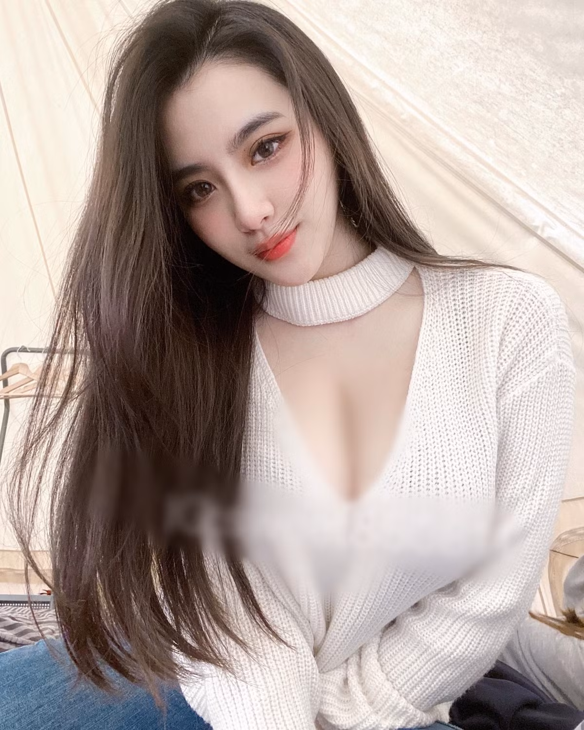 Cô nàng không ngại diện đồ hở, thường xuyên mặc những thiết kế giúp khoe được trọn vẹn dáng vóc của mình.