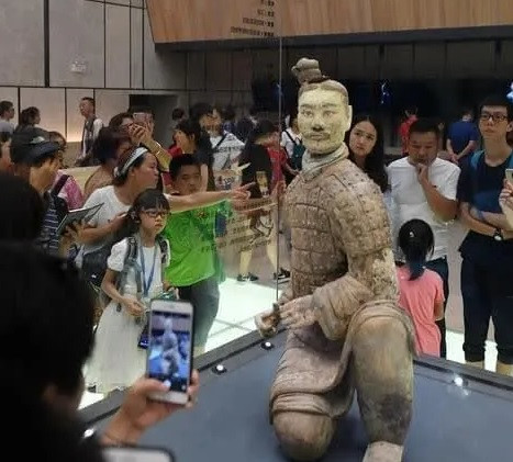 May mắn là các chuyên gia kịp thời chụp một bức ảnh trước khi bức tượng đổi màu. Sự việc này khiến giới chuyên gia tò mò vì sao lại như vậy nên đã thực hiện các nghiên cứu nhằm làm sáng tỏ bí ẩn.