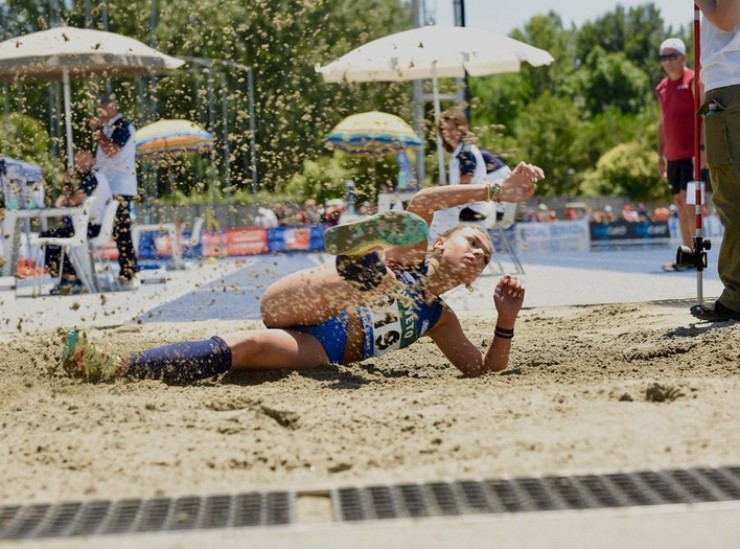 My nhan 17 tuoi khuay dong dien kinh qua buoc nhay “thien than“-Hinh-4