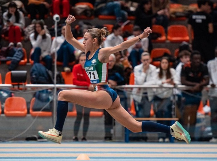 My nhan 17 tuoi khuay dong dien kinh qua buoc nhay “thien than“-Hinh-5