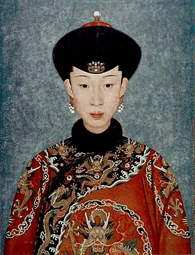 Lệnh Ý Hoàng quý phi là một trong những phi tần được nhà vua sủng ái nhất. Bà hạ sinh 6 người con cho hoàng đế Càn Long, bao gồm vua Gia Khánh sau này.