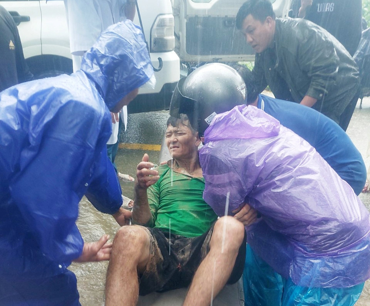 Thủ tướng Chính phủ chỉ đạo khẩn trương khắc phục hậu quả mưa lũ - Hình 2 Thu tuong Chinh phu chi dao khan truong khac phuc hau qua mua lu-Hinh-2