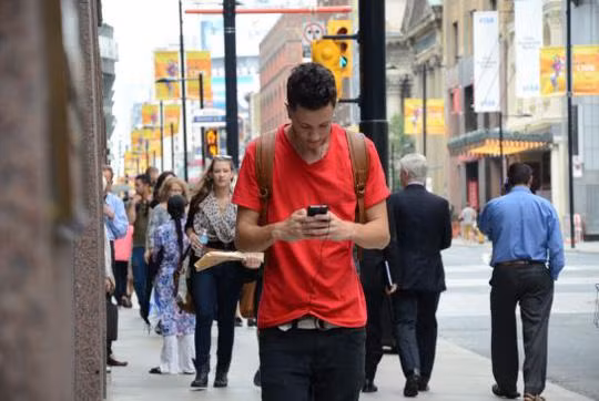 Tư thế của người đàn ông này rất giống chúng ta ngày nay khi vừa đi trên đường vừa xem điện thoại.