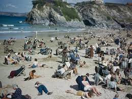 Khi xem bức ảnh này, nhiều người chú ý đến một người đàn ông vừa đi vừa cúi đầu xem một thứ gì đó.