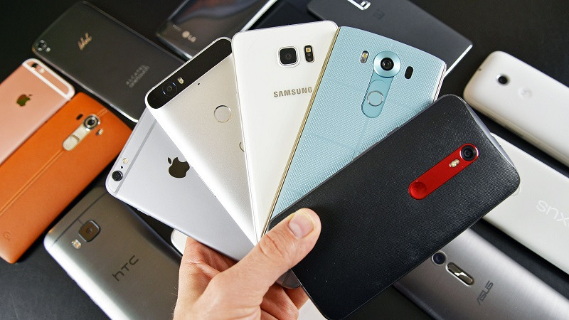 Một số người sau khi xem ảnh suy đoán rằng, thứ mà người đàn ông đang cầm trên tay có thể chính là smartphone (điện thoại di động).