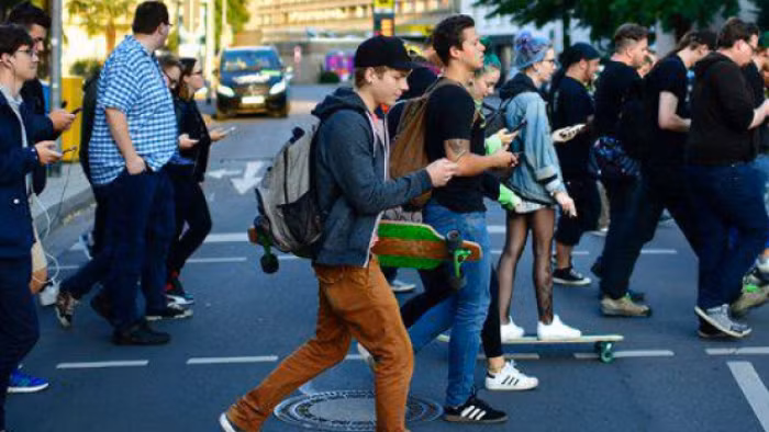 Nếu điều này là chính xác thì người đàn ông trên đã du hành từ tương lai trở về quá khứ. Do đó, món đồ hiện đại như smartphone mới xuất hiện trong bức ảnh chụp năm 1943.