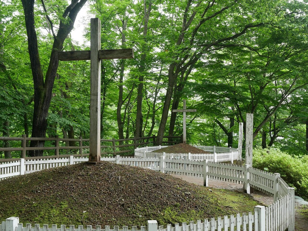 Bên trái ngôi mộ của Chúa Jesus là một ngôi có hình chiếc tai của Isukiri cùng với một lọn tóc của Đức mẹ đồng trinh Maria.