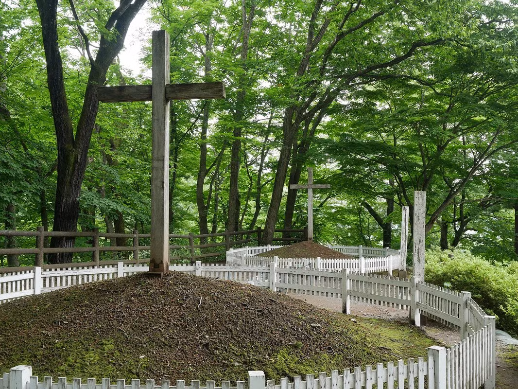 Bên trái ngôi mộ của Chúa Jesus là một ngôi có hình chiếc tai của Isukiri cùng với một lọn tóc của Đức mẹ đồng trinh Maria.