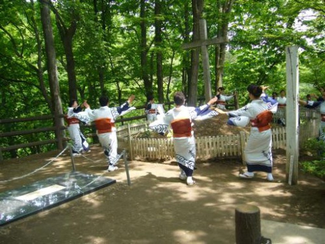 Theo những tư liệu bằng tiếng Nhật, người bị đóng đinh trên thập tự giá không phải là Chúa Jesus mà là Isukiri - em trai của Ngài. Vào thời điểm diễn ra vụ hành hình, Chúa Jesus đang trên đường tới Siberia.