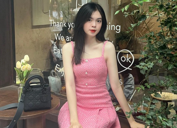 "Với mình, việc tập luyện, chơi thể thao giúp bản thân nâng cao sức khỏe và trở nên dẻo dai hơn. Đồng thời, thể thao còn mang lại những giây phút thư giãn tuyệt vời cho mình sau giờ học, làm việc căng thẳng", Huyền Trang chia sẻ.